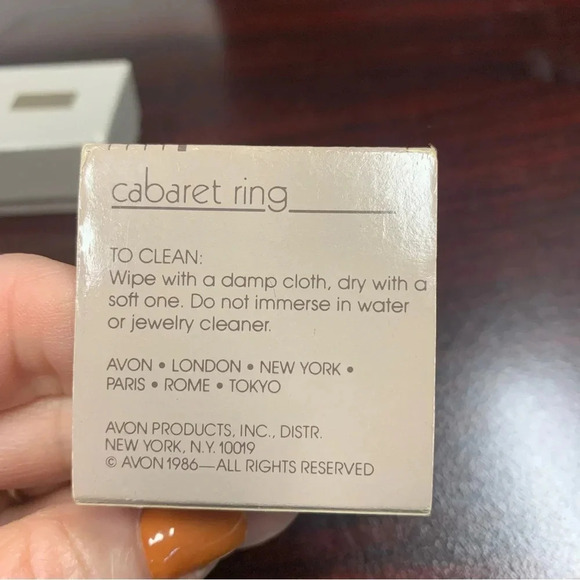 Avon Goldtone Ring size 9 with simulated light sapphire cabaret NIB 1986 - Picture 2 of 5